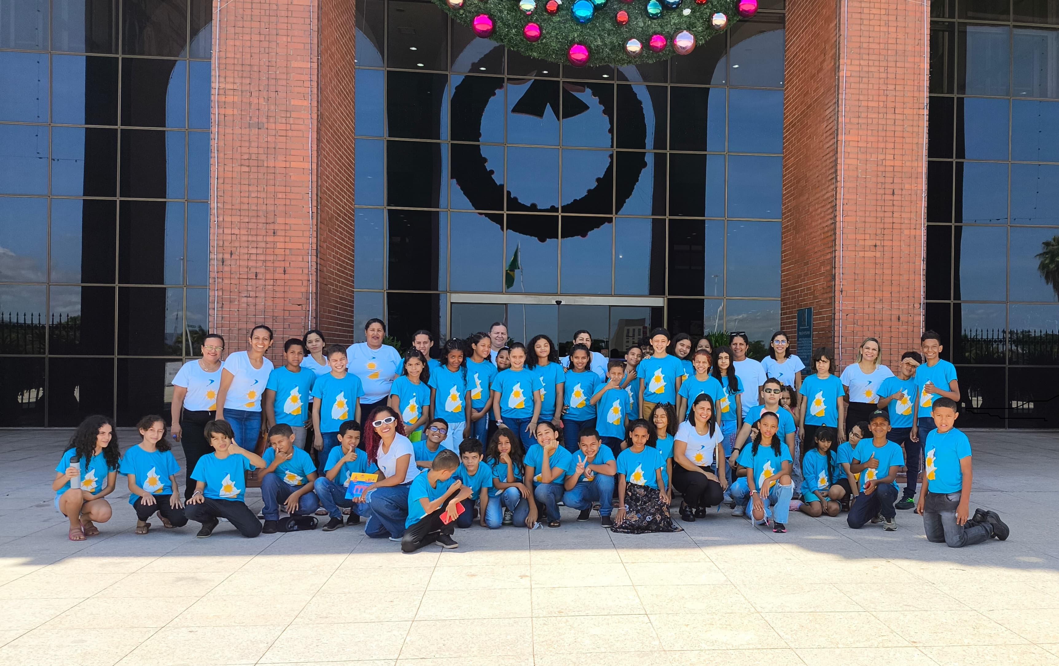 Imagem da notícia: Alunos do Leôncio em Guaraí realizam passeio na capital; para muitos, esta foi a primeira viagem