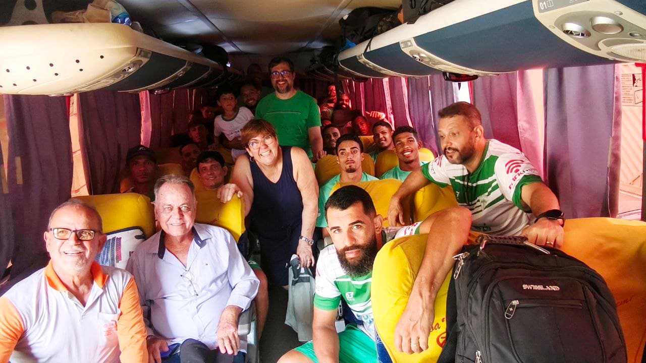 Foto da notícia: Elenco do Lobão viaja para Alvorada um dia antes do jogo de ida da semifinal da Segundona