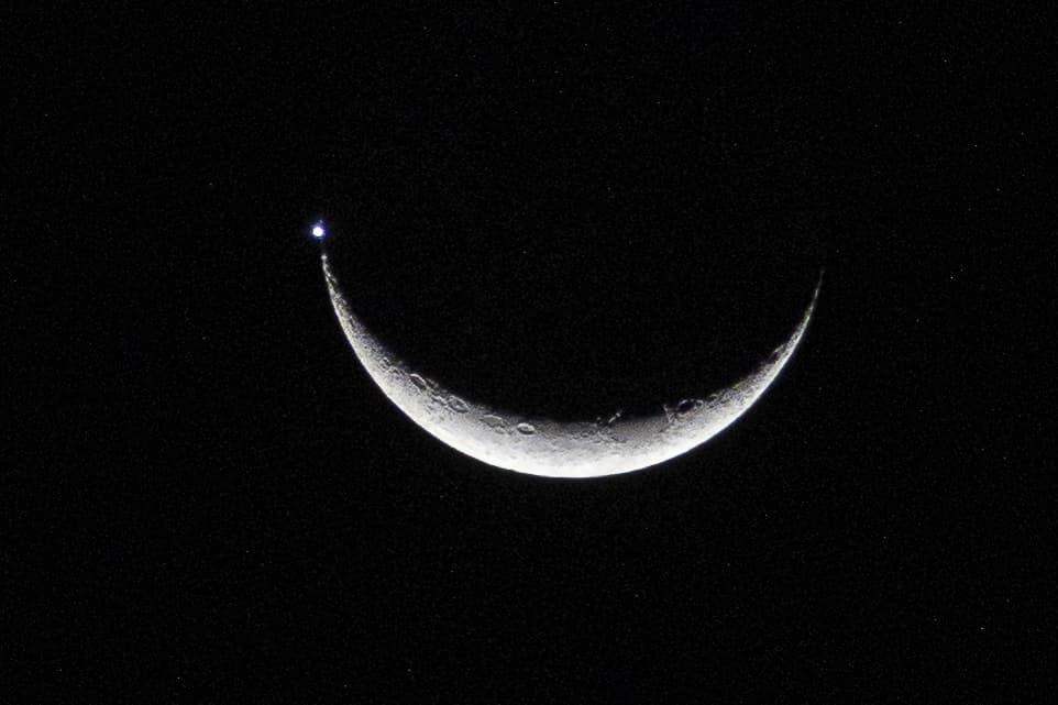 Foto da notícia: Fotografo guaraiense registra ponto luminoso ao lado da Lua crescente; imagem chama atenção