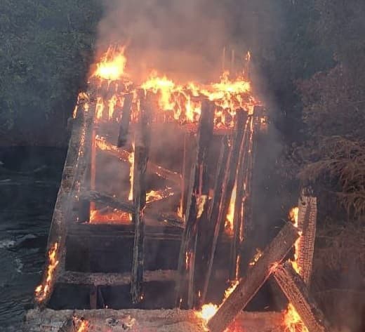 Imagem da notícia: Ponte que ameaçava cair na divisa entre os municípios de Guaraí e Tupiratins é incendiada
