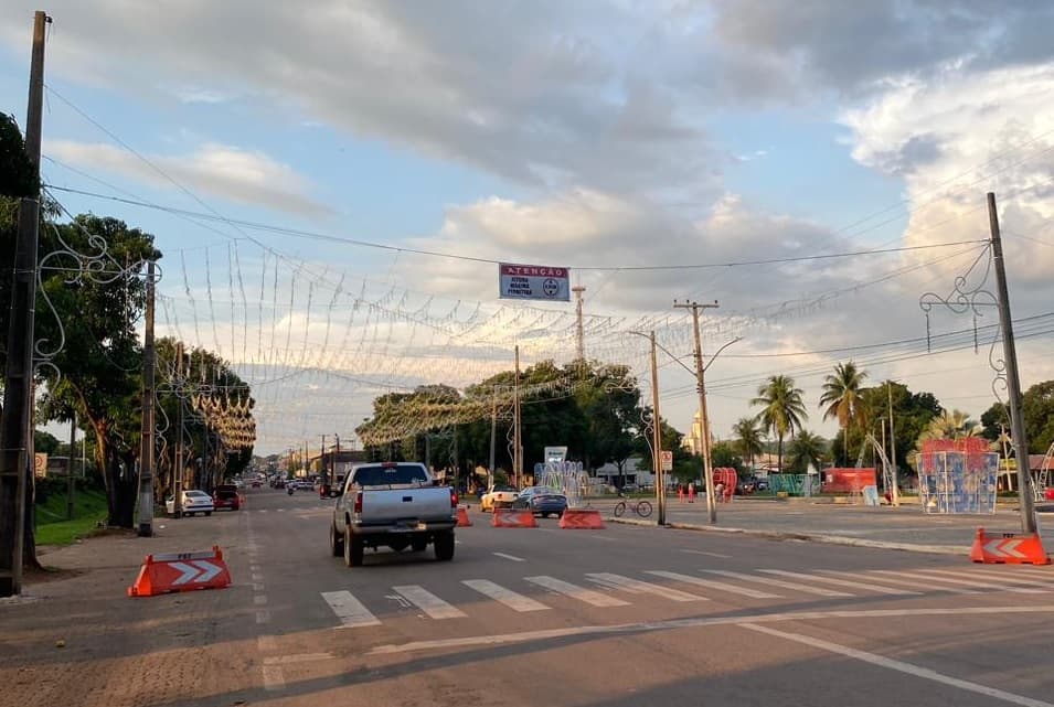 Foto da notícia: Trecho de via interditada para instalação de decoração natalina volta a ser liberado em Guaraí