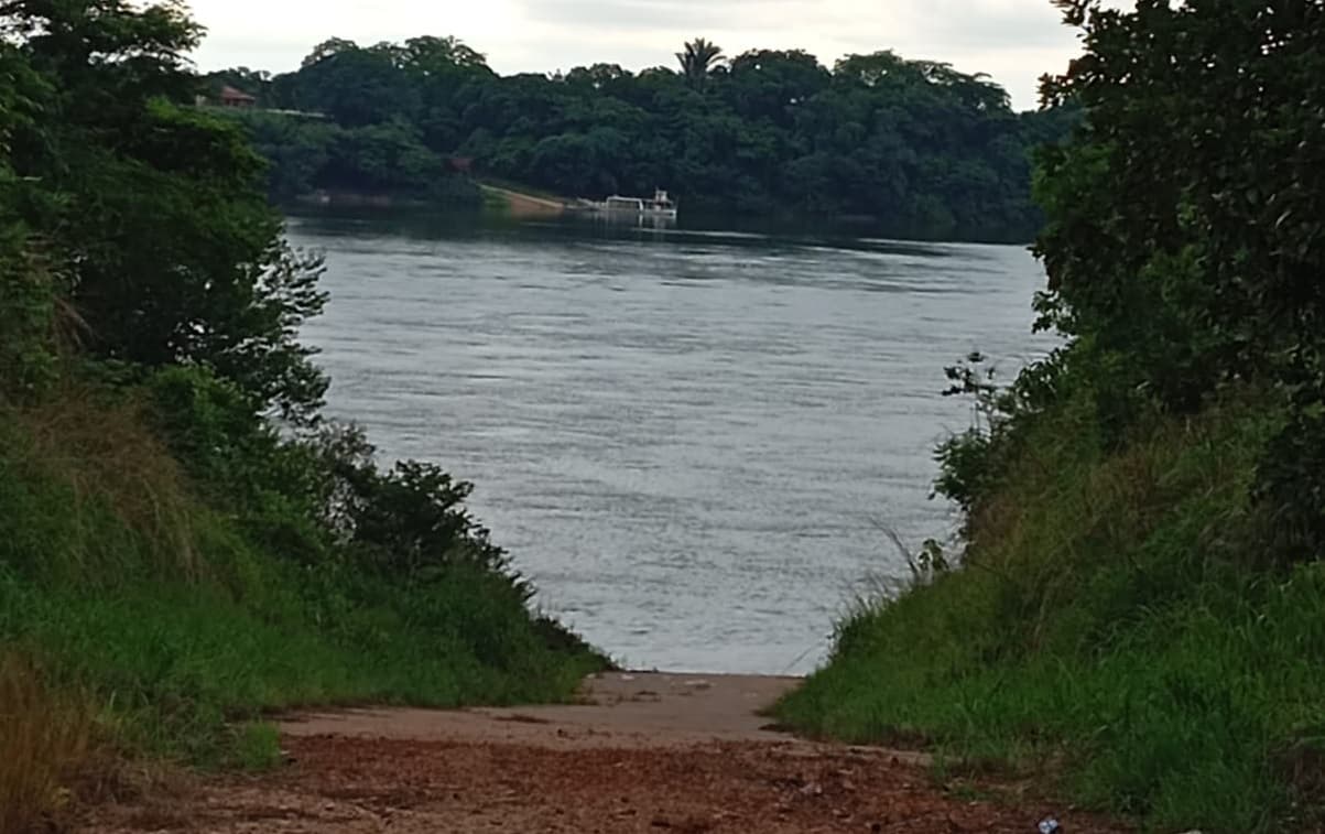 Foto da notícia: Rio Tocantins subiu, mas a balsa do ‘Porto Tabocão’ entre Guaraí e Itapiratins segue parada