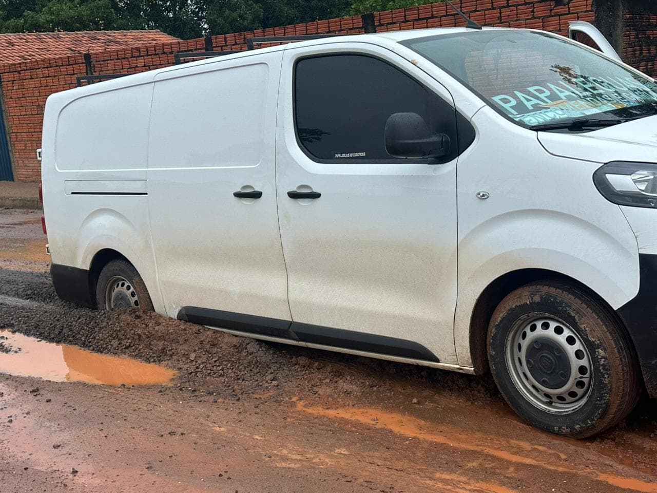 Foto da notícia: Van atola no asfalto ‘fuleiro’ e expõe má qualidade de pavimentação no Jardim Brasília em Guaraí