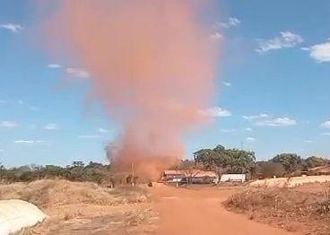 Imagem da notícia: Quase um ano depois, redemoinho gigante volta a se formar próximo de armazém de grãos em Guaraí