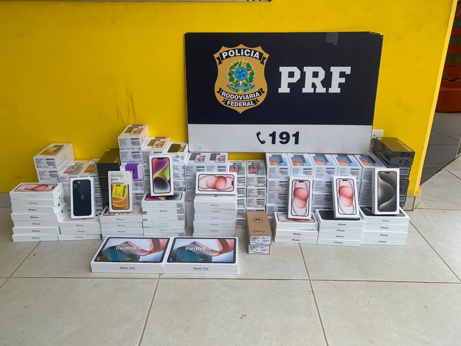 Imagem da notícia: PRF prende foragido da Justiça e localiza 148 celulares/eletrônicos sem nota fiscal em Guaraí