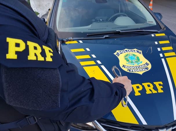 Imagem da notícia: Foragidos por crimes de tráfico e homicídio são presos pela PRF durante fiscalização em Guaraí