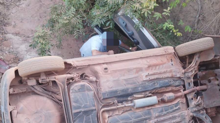 Foto da notícia: Condutor é resgatado depois de ficar preso em carro que caiu de ponte na zona rural de Guaraí