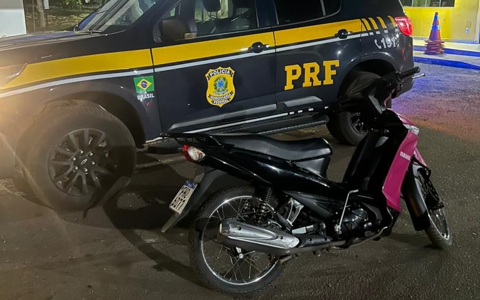 Foto da notícia: PRF apreende + uma moto roubada no bagageiro de ônibus, resultado de fiscalização em Guaraí