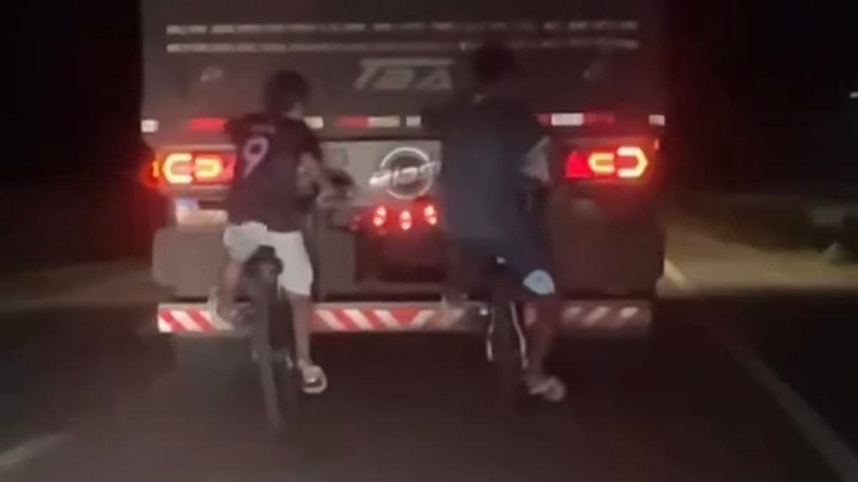 Foto da notícia: Ciclistas são filmados se arriscando na “rabeira” de caminhão em rodovia movimentada de Guaraí