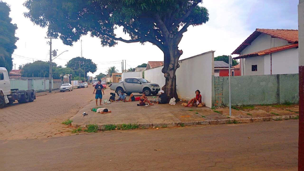 Foto da notícia: População cobra ação contra consumo de drogas na calçada de Secretaria de Saúde em Guaraí