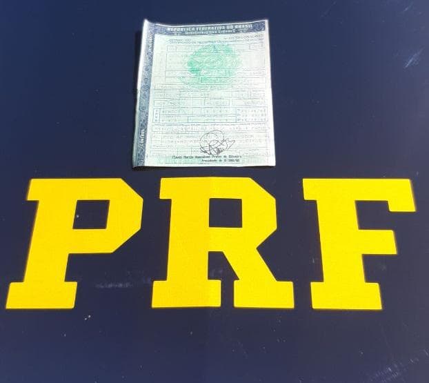 Imagem da notícia: Durante fiscalização de rotina, PRF prende caminhoneiro por uso de CRLV falso em Guaraí
