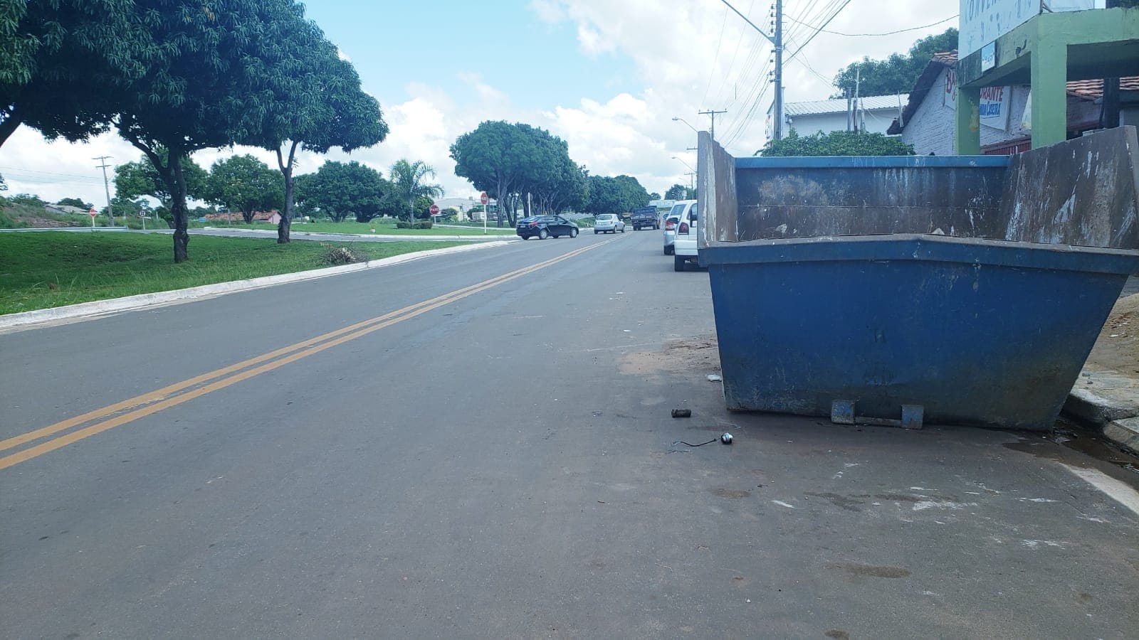 Imagem da notícia: Condutor de moto fica gravemente ferido após colidir com container de entulho em Guaraí