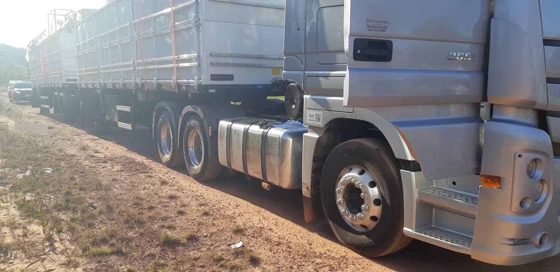 Imagem da notícia: Bitrem que estava estacionado em Guaraí tem 27 rodas roubadas durante ataque de quadrilha