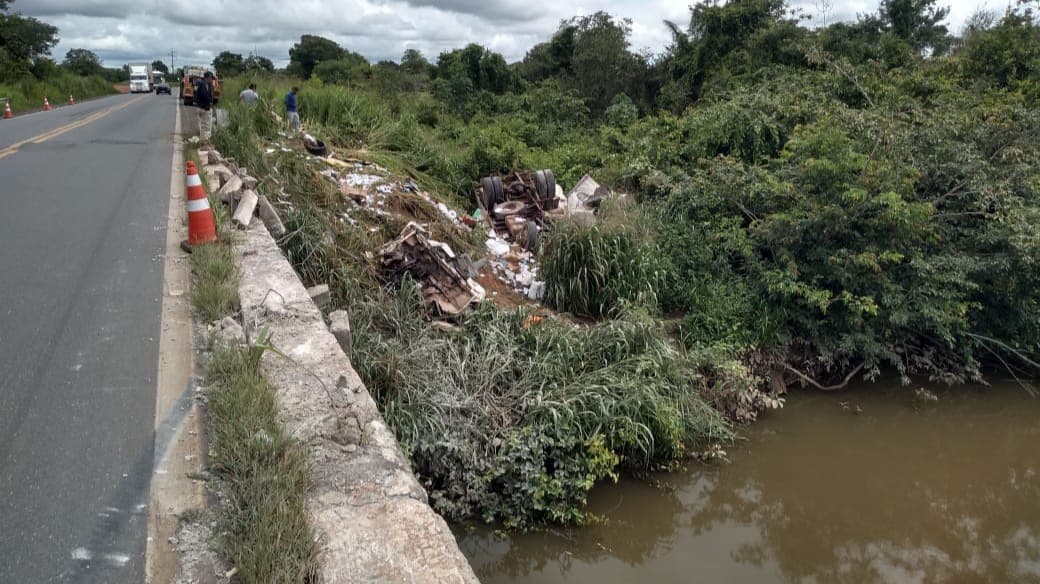 Imagem da notícia: Motorista que viajava com esposa e filha morre após sair da pista entre Kennedy e Guaraí