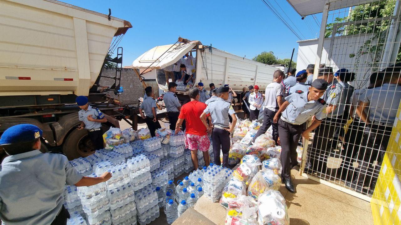 Mais uma carreta com donativos para famílias do Rio Grande do Sul é carregada em Guaraí