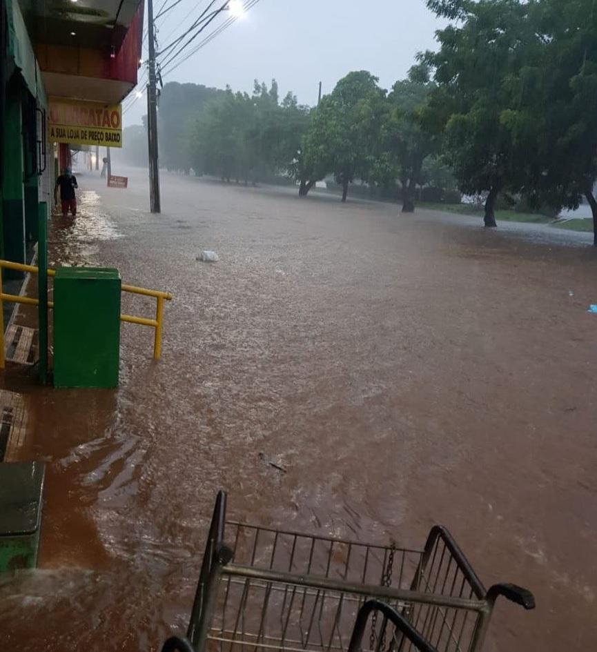 Chuva forte, quase 100mm em 50min, provoca alagamentos em Guaraí; desta vez sem ventania