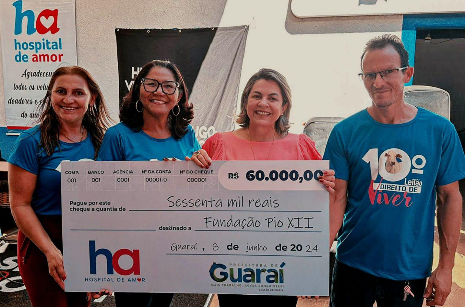 Vereadores e prefeita Fátima Coelho entregam cheque no valor de R$ 60 mil para Hospital de Amor