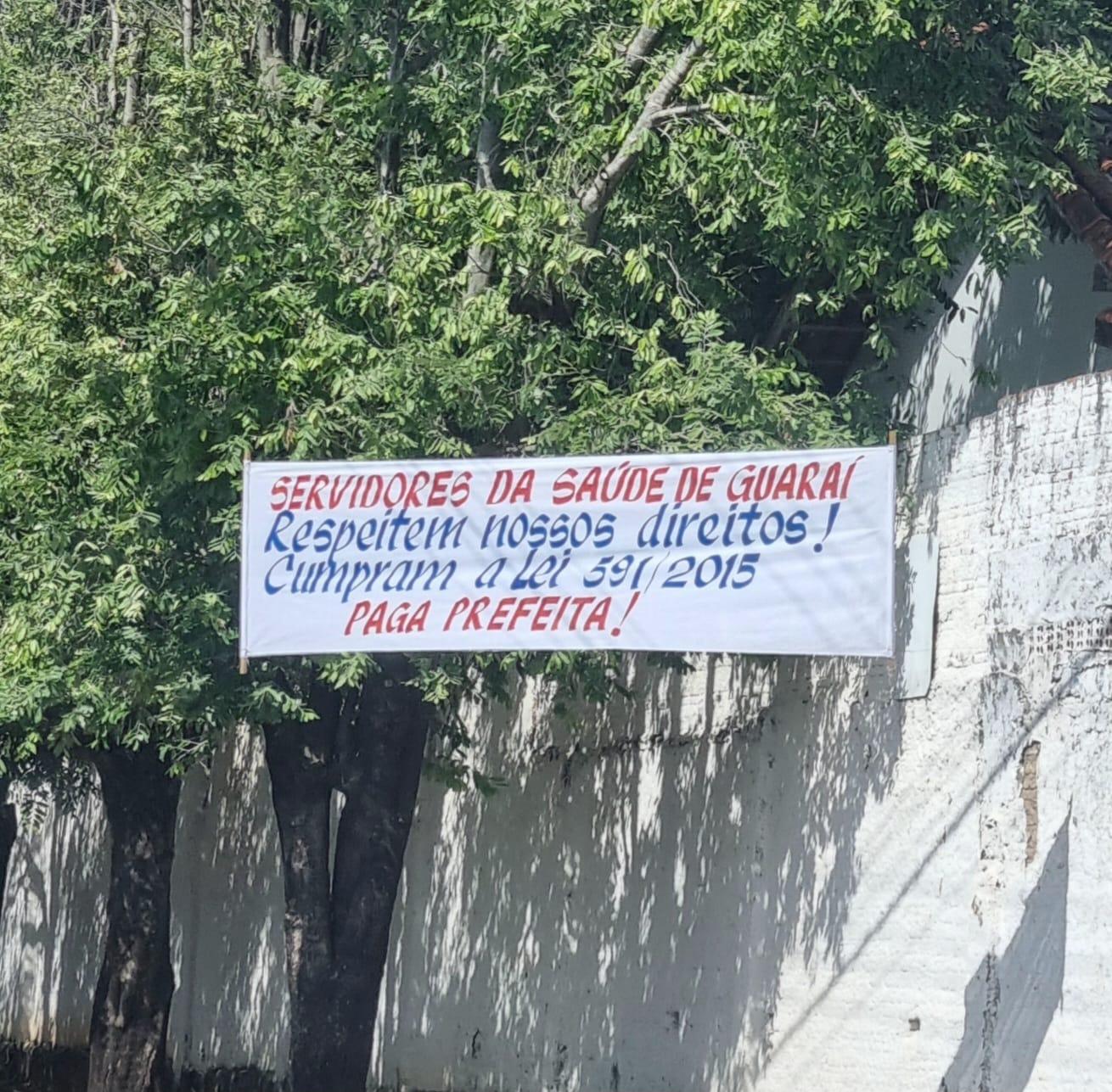 Durante cavalgada, servidores da Saúde protestam usando faixas contra lei que unifica PCCR´s