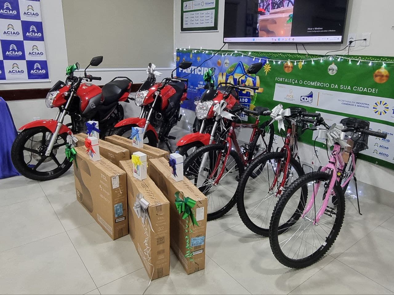 Imagem da notícia: ACIAG realiza sorteio final e premia clientes com três motos, celulares, bicicletas e televisores