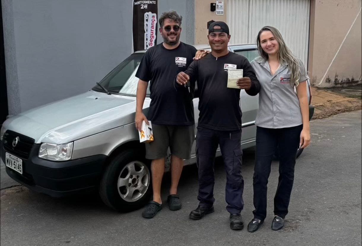 Foto da notícia: Na véspera do seu aniversário, colaborador ganha carro dos patrões e vídeo registra reações