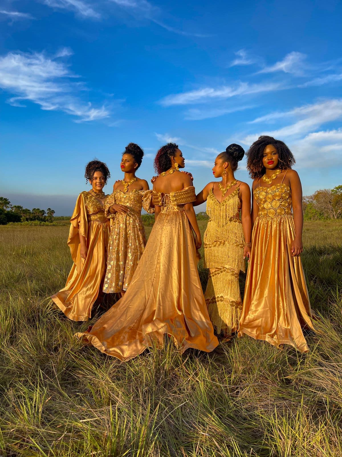 Imagem da notícia: Jovens quilombolas desfilam com vestidos de capim dourado criados por estilista guaraiense
