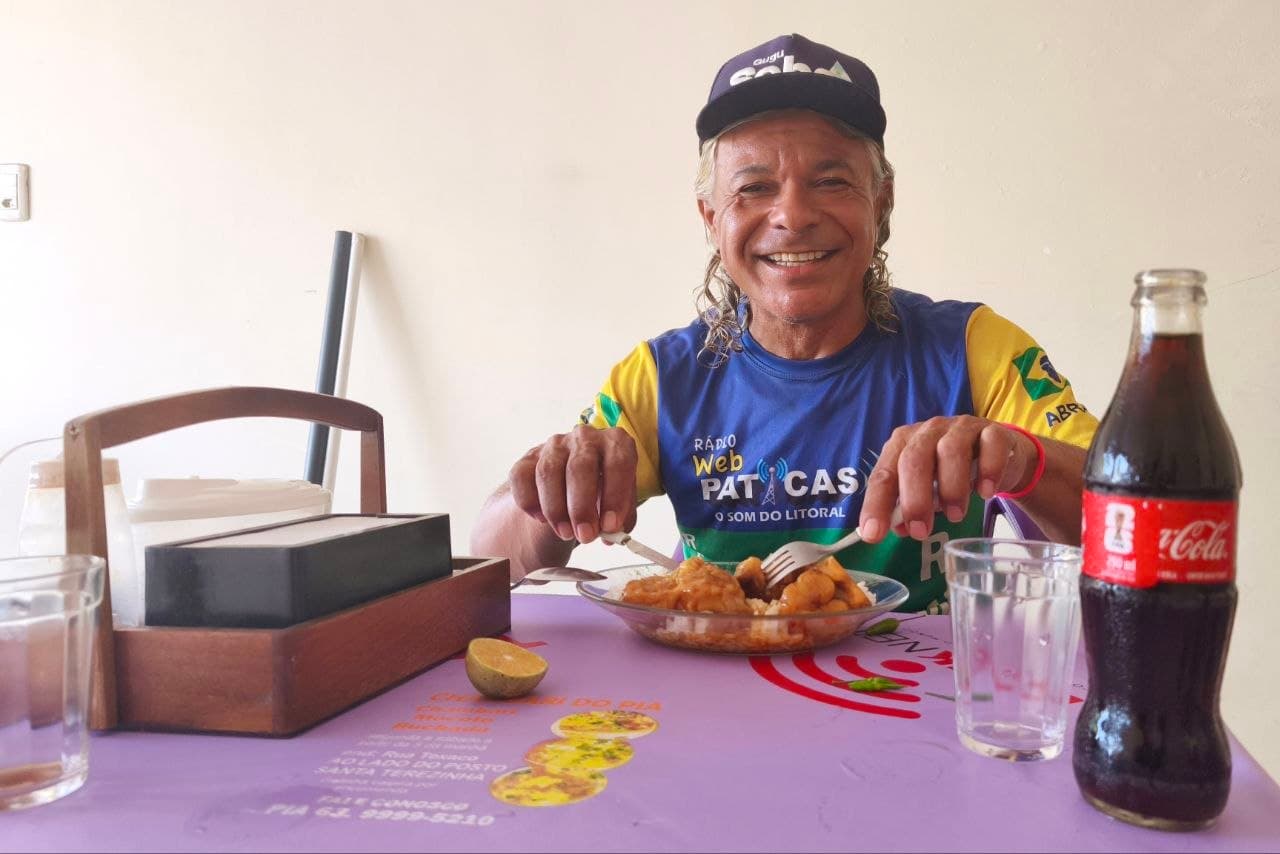 Foto da notícia: Maratonista que busca recorde no Guiness Book passa por Guaraí e experimenta ‘chambari’