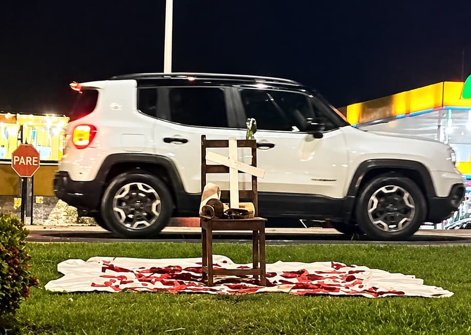 Foto da notícia: Objetos depositados em canteiro urbano viralizam e provocam debate religioso em Guaraí