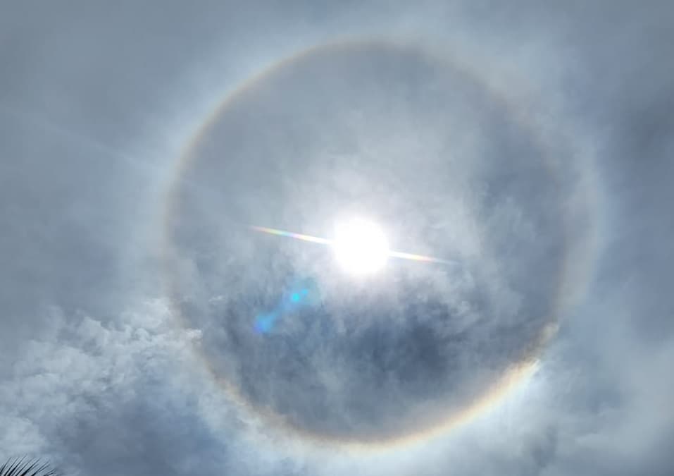 Imagem da notícia: Arco-íris ao redor do Sol gera curiosidade em Guaraí; fenômeno é conhecido como halo solar