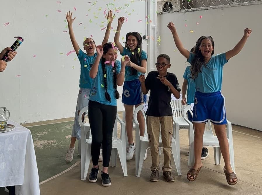 Imagem da notícia: Estudantes da Escola JK brilham na final do “Soletrando” 2025 com desafio em português e LIBRAS