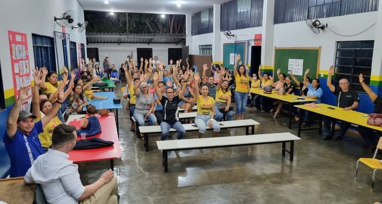 Imagem da notícia: Professores de Guaraí suspendem greve após receberem proposta com implementação do Piso