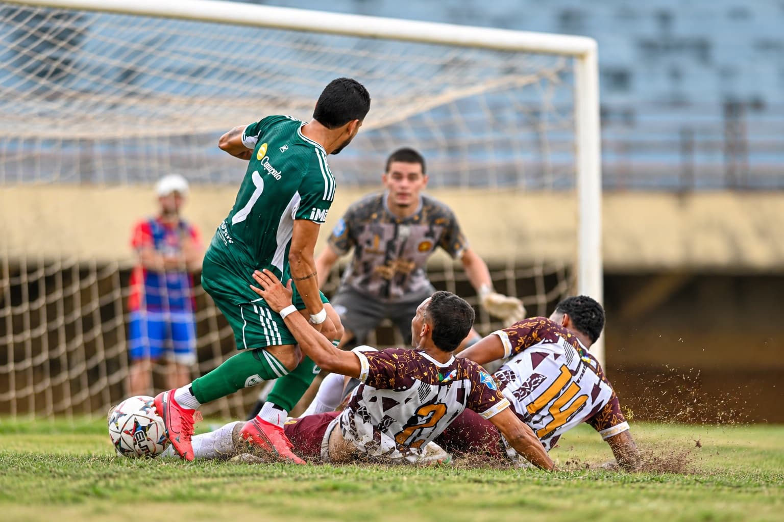 Foto da notícia: ‘Lobão do Norte’ goleia, garante classificação antecipada e assume liderança da 2ª Divisão