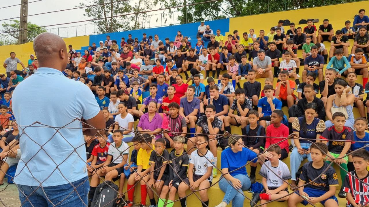 Imagem da notícia: 250 crianças e adolescentes participam de avaliação com formador de clube goiano em Guaraí