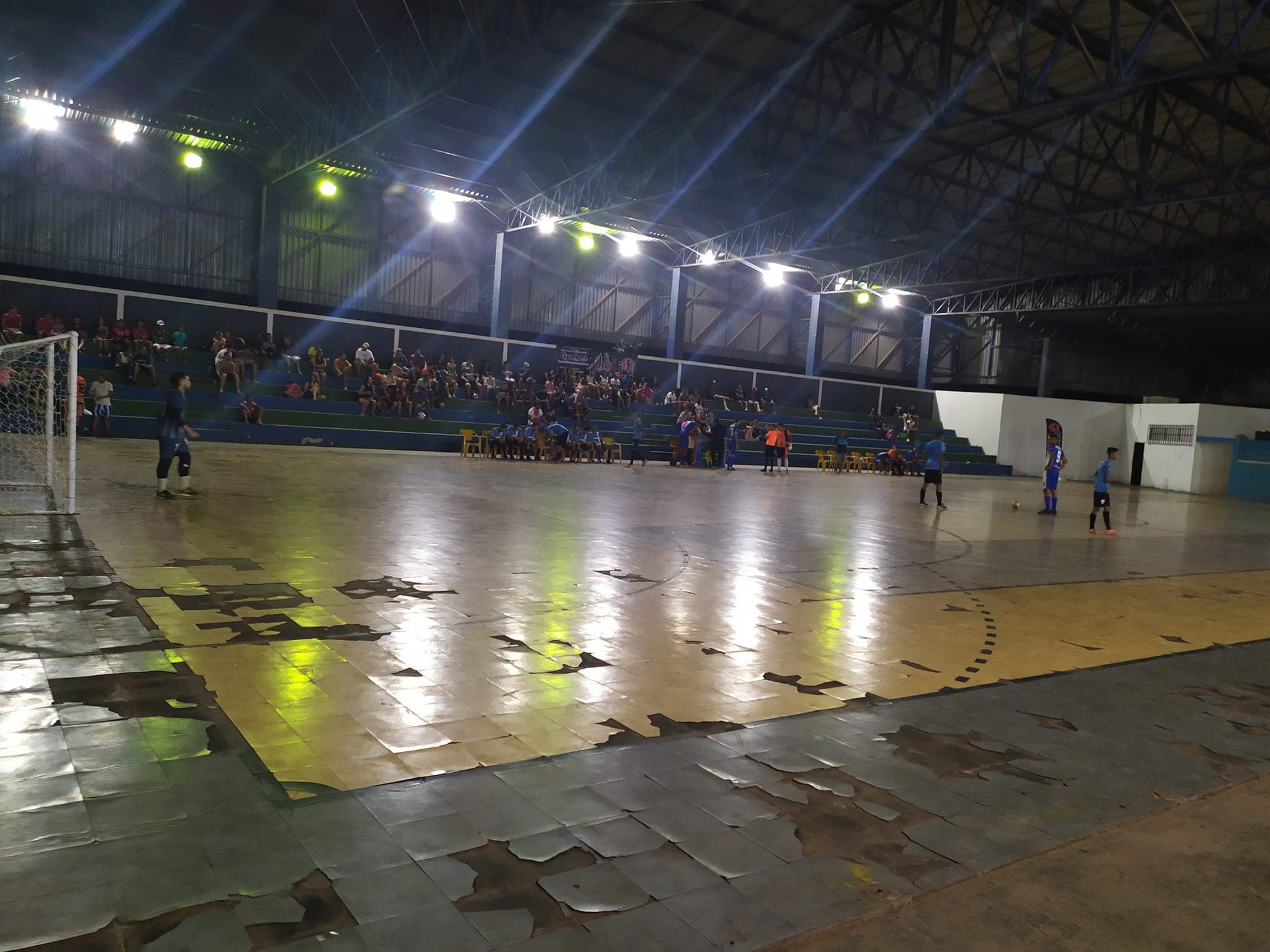 Imagem da notícia: Situação do Ginásio Dr. Pedro Zanina chama atenção durante abertura do 12º Municipal de Futsal