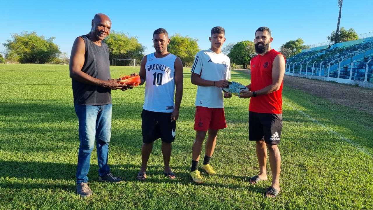 Imagem da notícia: Promessa do Flamengo doa chuteiras para Sub-20 do Lobão e Escolinha onde começou em Guaraí
