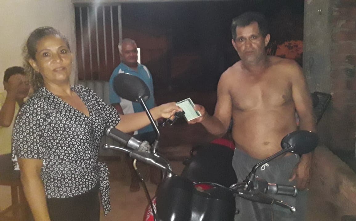 Imagem da notícia: Amigos compram motocicleta para servente de pedreiro que teve veículo furtado em Guaraí