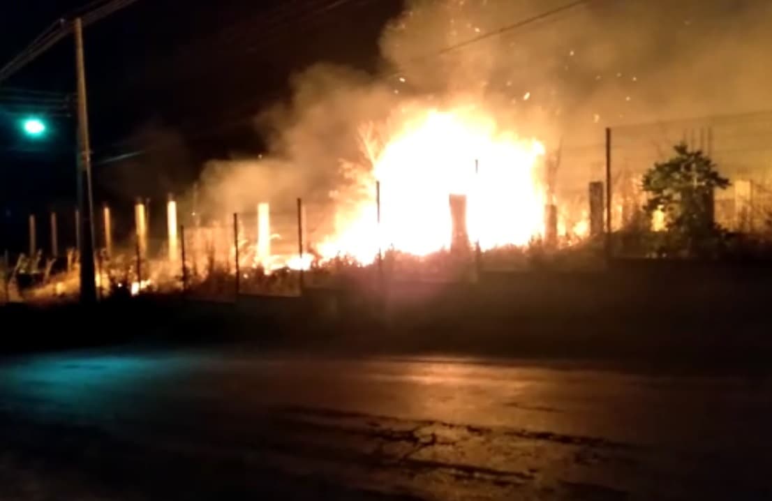 Imagem da notícia: Fogo atinge vegetação em obra abandonada e assusta moradores do Setor Pestana em Guaraí
