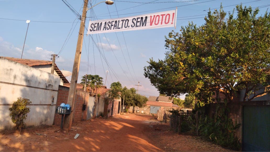 Imagem da notícia: Depois do Alvorada II, moradores do Aeroporto II também instalam faixas cobrando asfalto