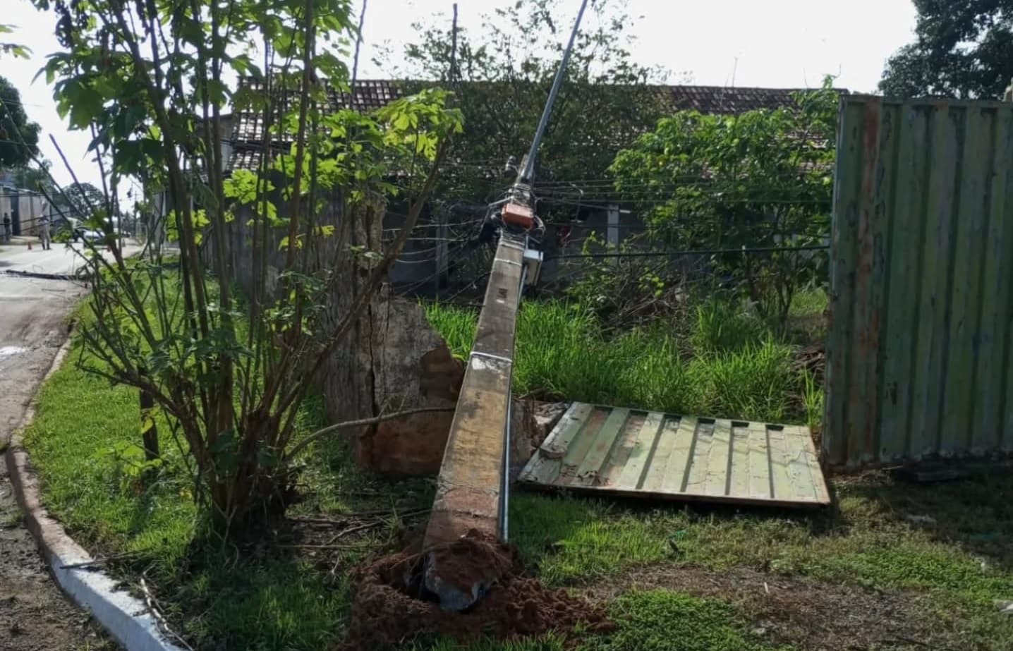 Imagem da notícia: Guaraí lidera em colisões com postes no interior e preocupa por riscos e prejuízos crescentes