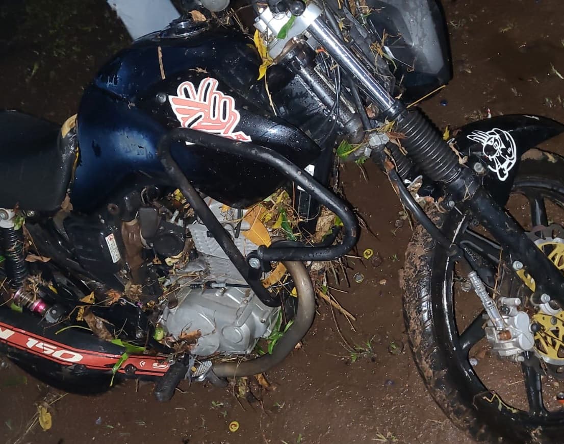 Imagem da notícia: Moto é carregada por enxurrada em pleno Centro de Guaraí, local onde alagamentos são constantes