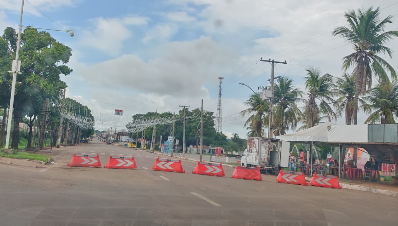 Imagem da notícia: Moradores elogiam decoração natalina, mas cobram liberação de trecho da Avenida Bernardo Sayão