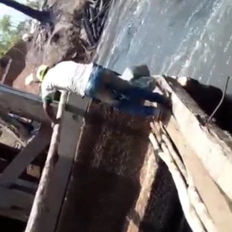 Imagem da notícia: Vídeos mostram moradores se arriscando em ‘pinguela’ ao lado de ponte incendiada no Água Fria