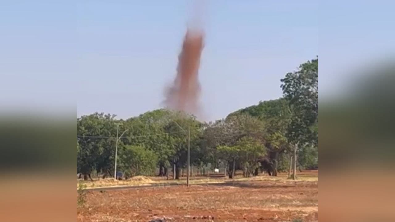 Imagem da notícia: Jovem registra redemoinho gigante no Portal da Serra em Guaraí; cena é frequente nesta região
