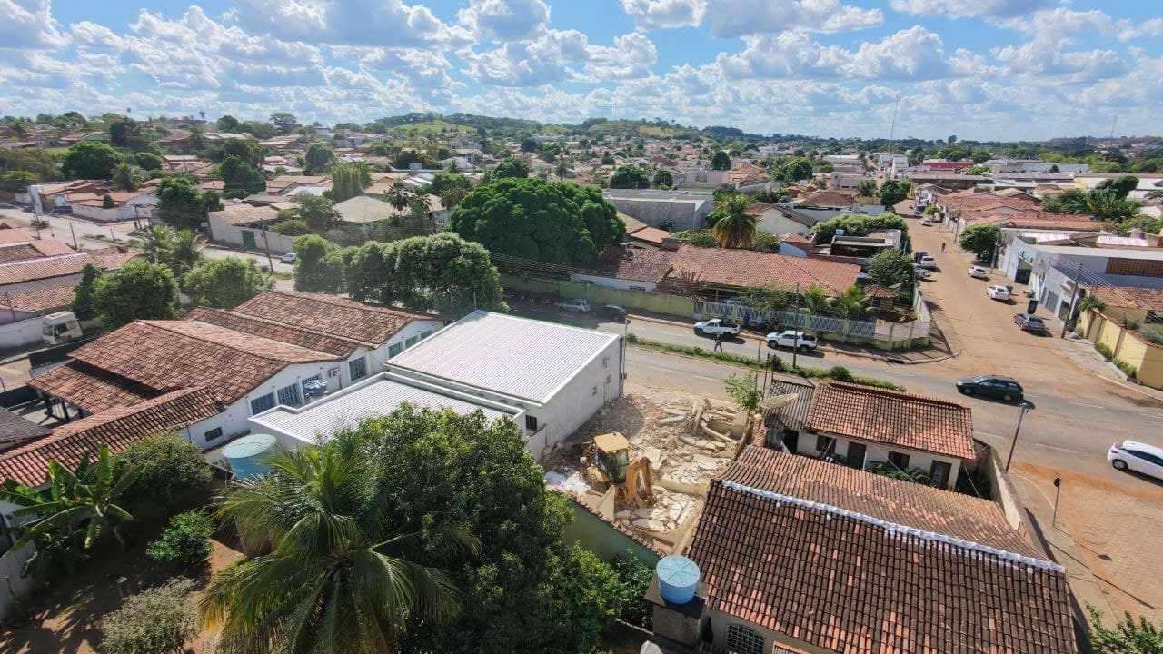 Imagem da notícia: Demolição de antigo prédio na Avenida Brasil é concluída; terreno pertence agora ao Guaraí-Prev