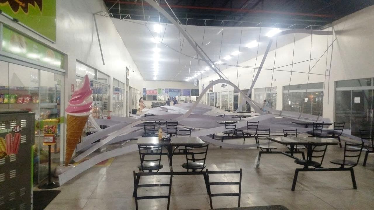 Foto da notícia: Forro de Terminal Rodoviário de Guaraí volta a ser afetado por rajadas de vento durante temporal