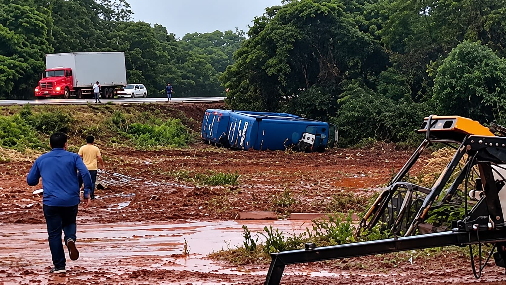 Foto da notícia: Motorista consegue evitar colisão com carreta, mas ônibus tomba e deixa quatro feridos em Guaraí