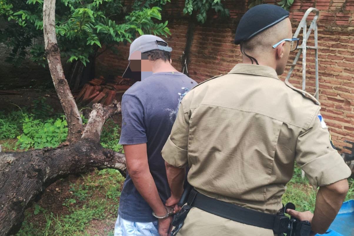 Imagem da notícia: Foragido por homicídio, lesão corporal, furto e roubo é detido pela PM de Guaraí no Aeroporto