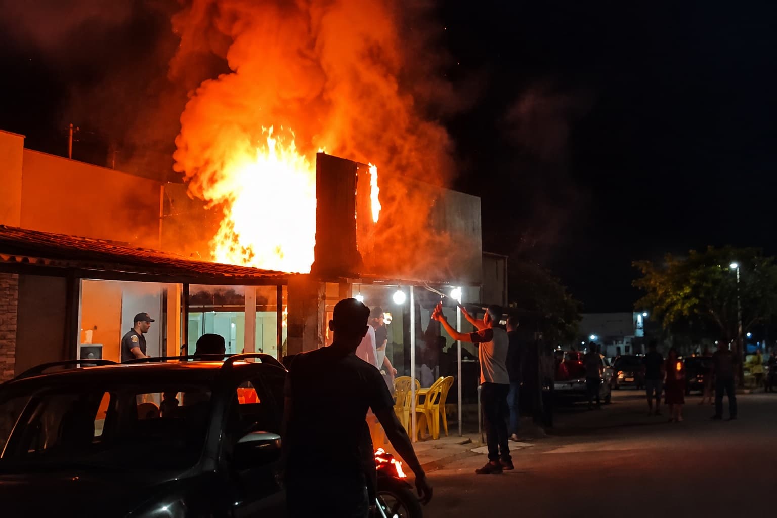 Foto da notícia: Incêndio iniciado em churrasqueira pode ter provocado apagão que afetou boa parte de Guaraí