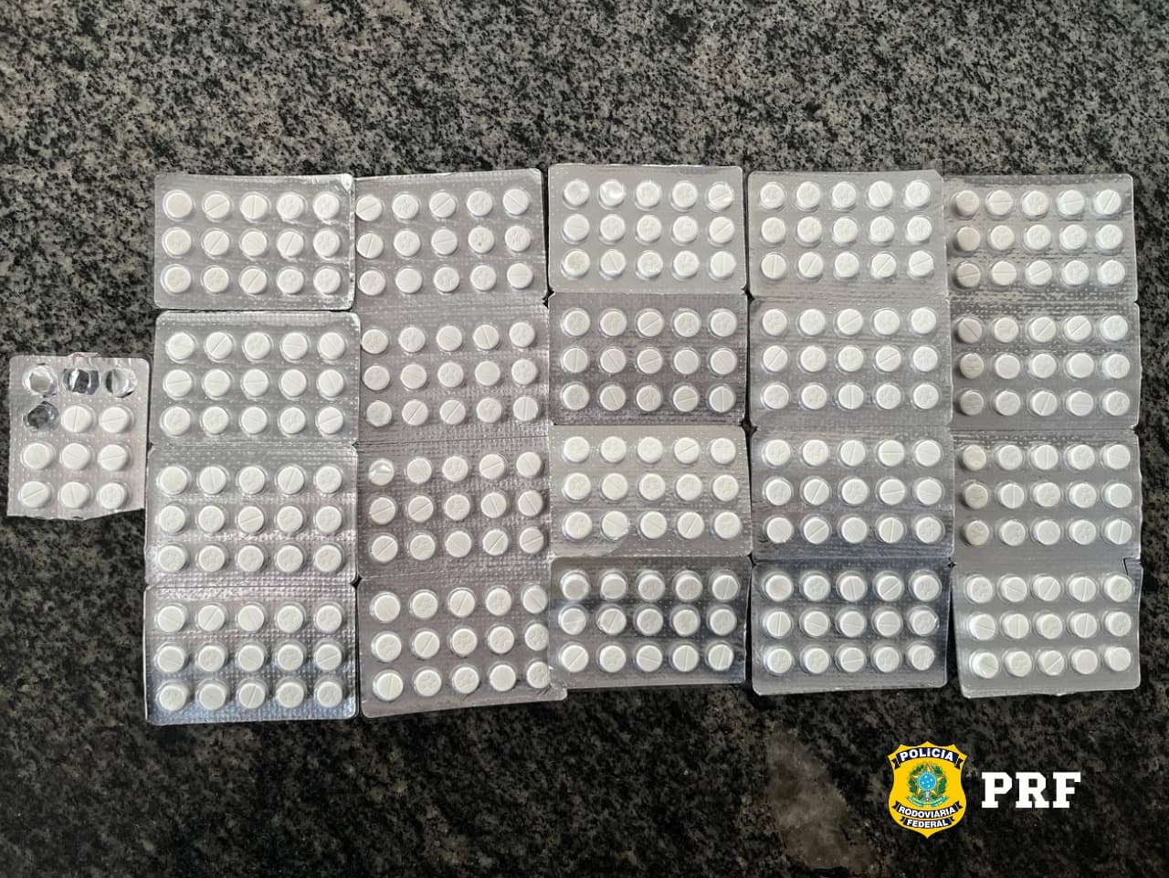 Imagem da notícia: Caminhoneiro que transportava mais de 300 comprimidos de ‘rebite’ é detido pela PRF em Guaraí