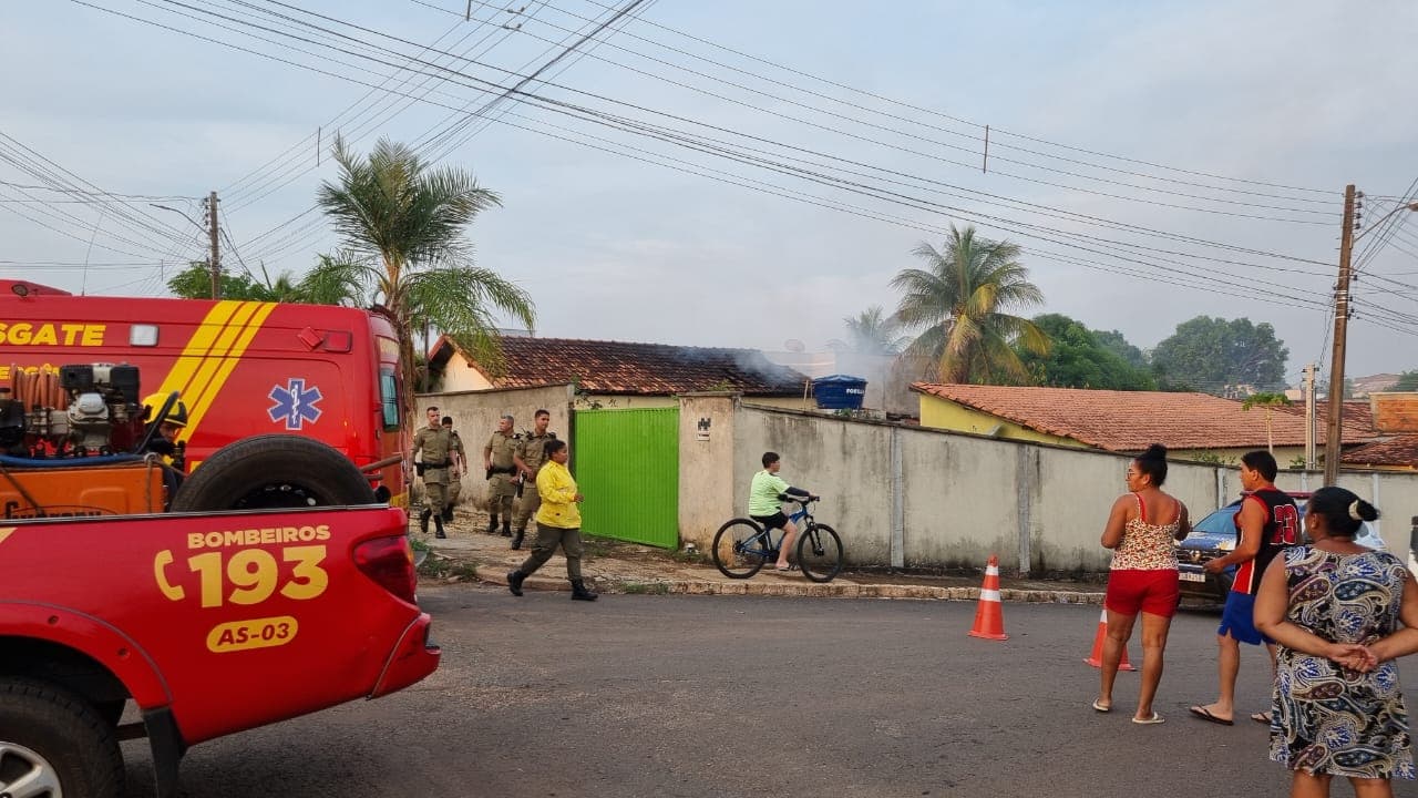 Imagem da notícia: Bombeiros são acionados para controlar incêndio em residência próximo da AABB de Guaraí