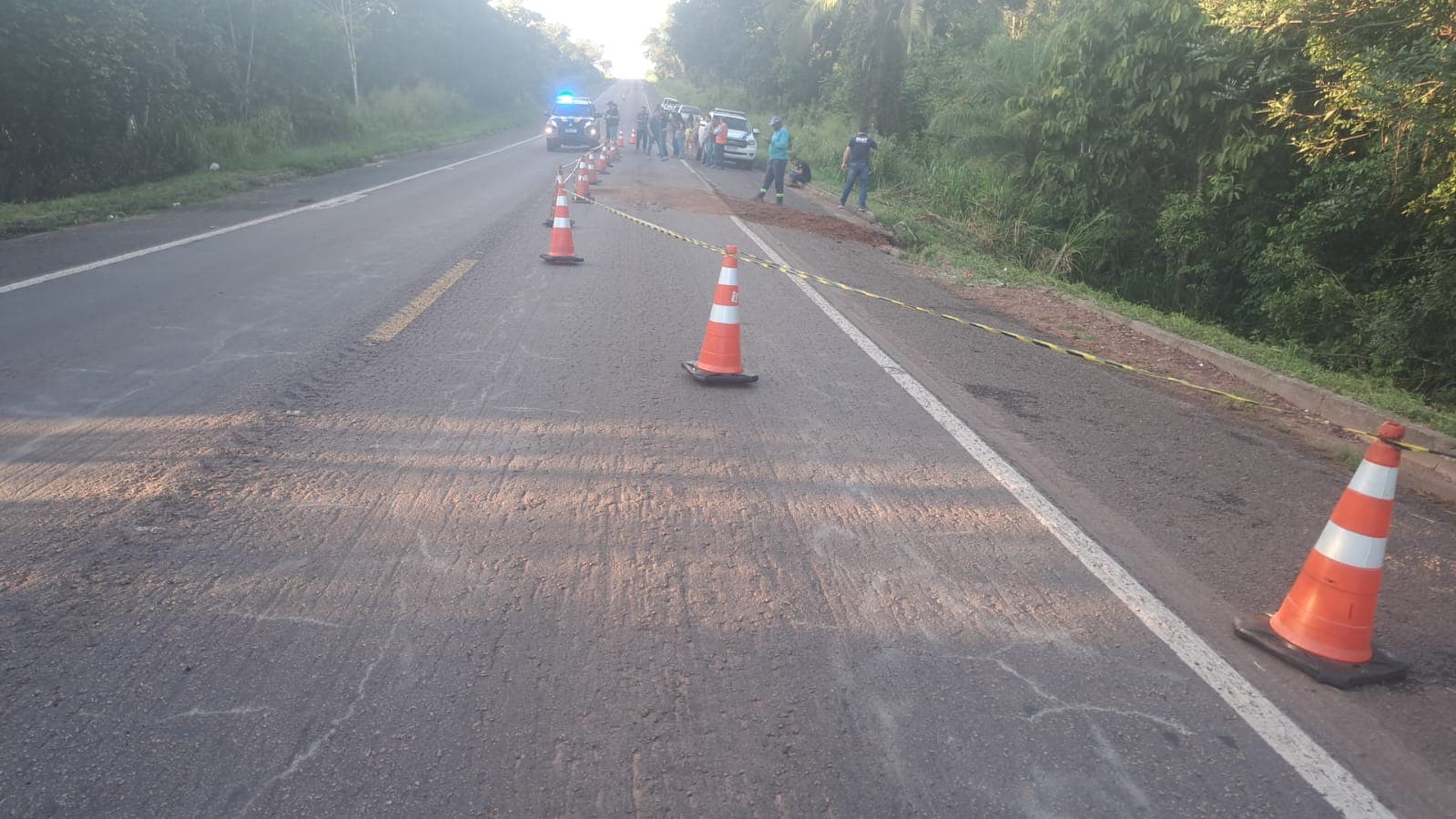 Imagem da notícia: BR-153 volta a ser liberada em Guaraí (meia pista), após reparos em represa que ameaçava romper